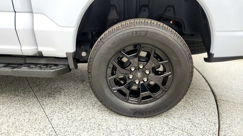 Used 2025 Ford F150 Lightning XLT AWD/4WD image 9