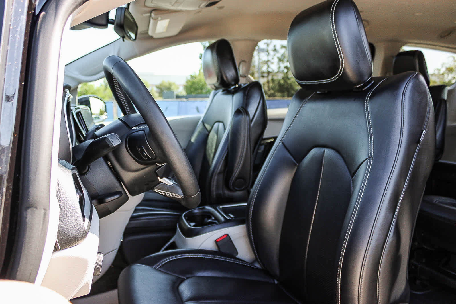 Used 2024 Chrysler Pacifica Limited FWD image 16
