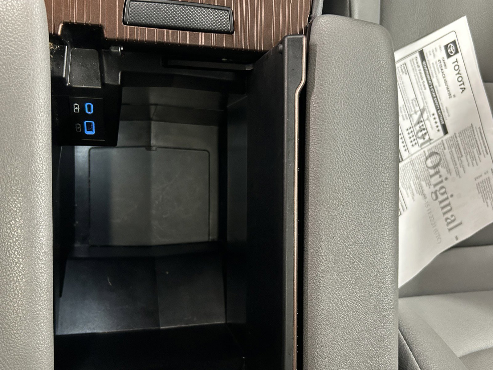 Used 2023 Toyota Sienna XLE image 32