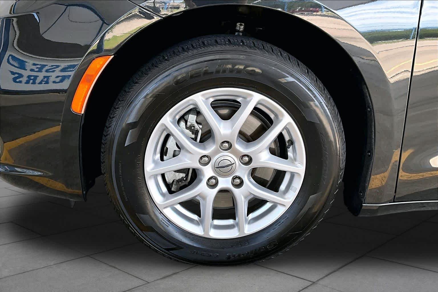 Used 2022 Chrysler Pacifica Touring-L FWD image 10