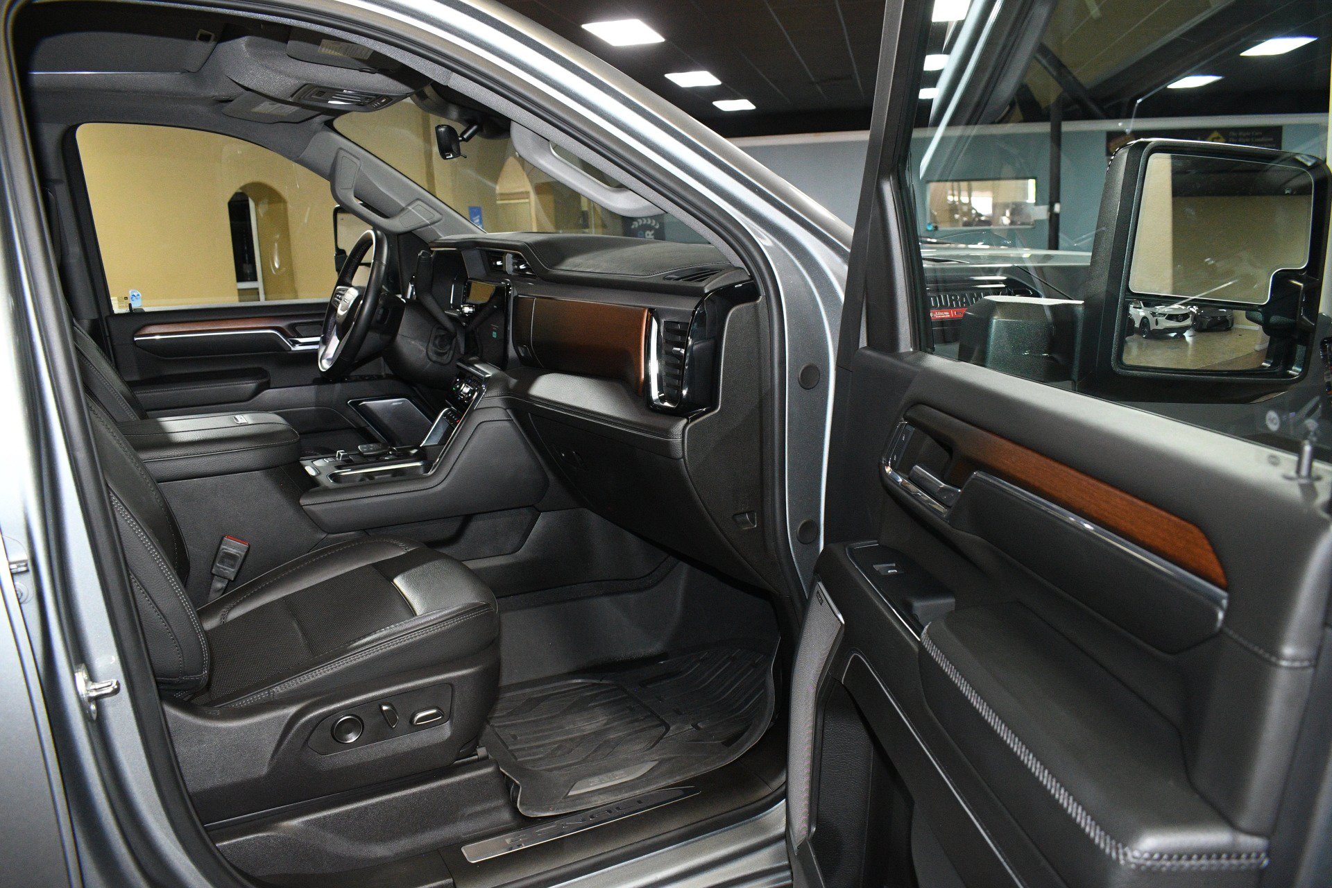 Used 2024 GMC Sierra 2500 Denali w/ Denali Reserve Package AWD/4WD image 46