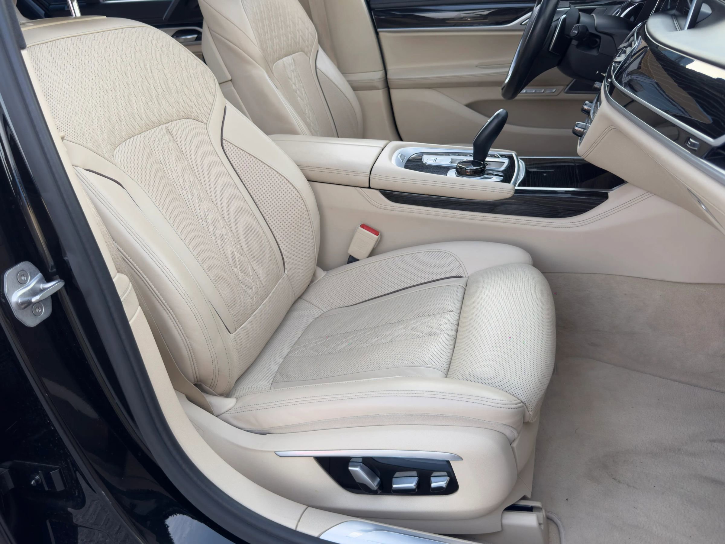 Used 2016 BMW 750Li xDrive image 16