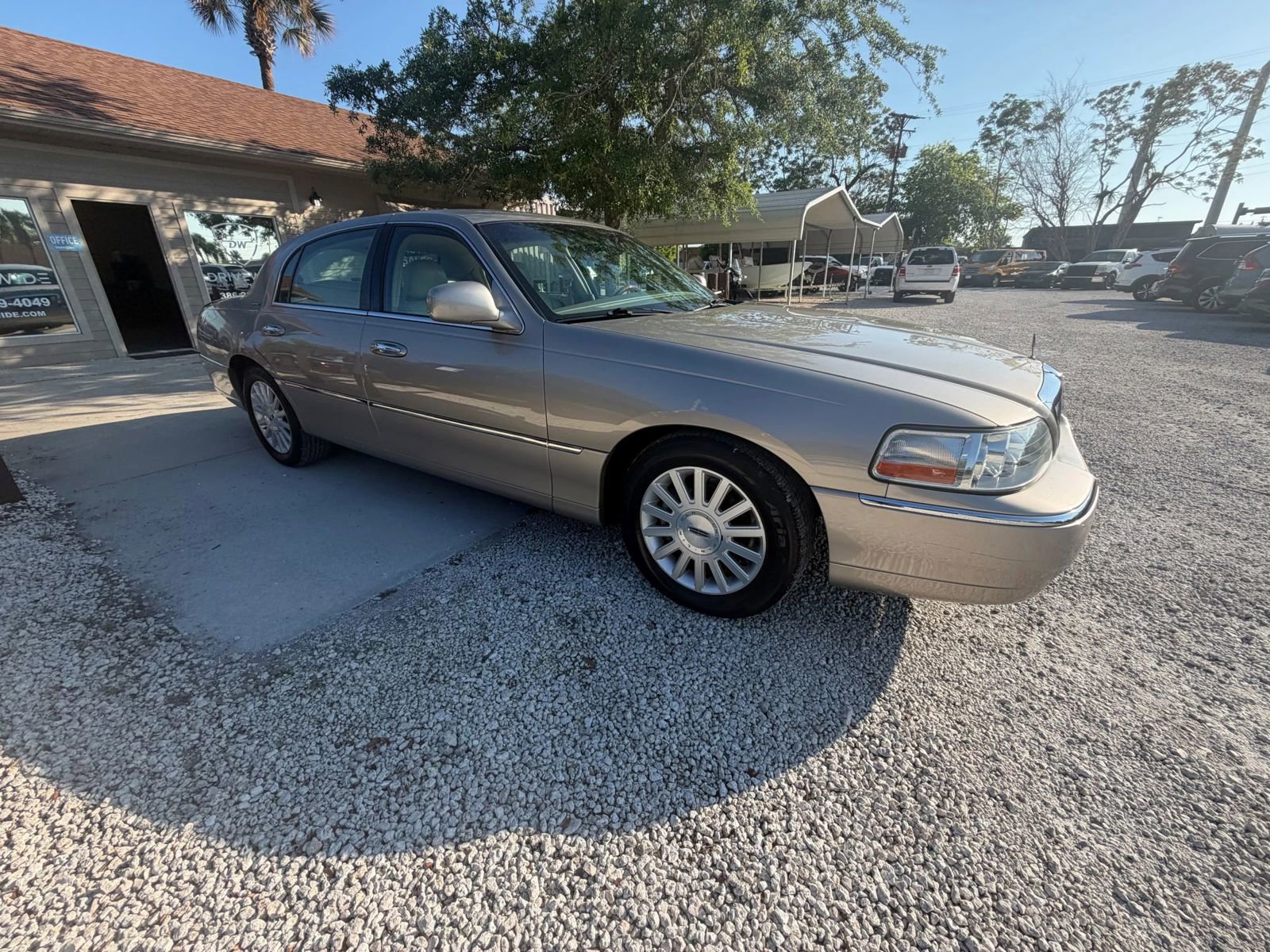 Used 2003 Lincoln Town Car Signature image 2