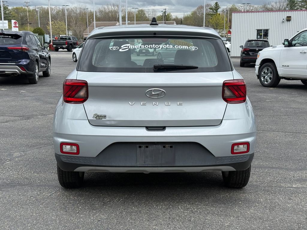 Used 2022 Hyundai Venue SE FWD image 4