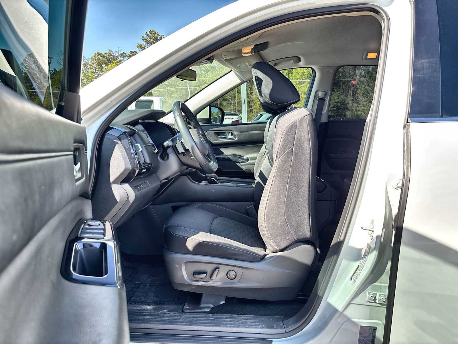 Used 2022 Nissan Pathfinder SV image 2