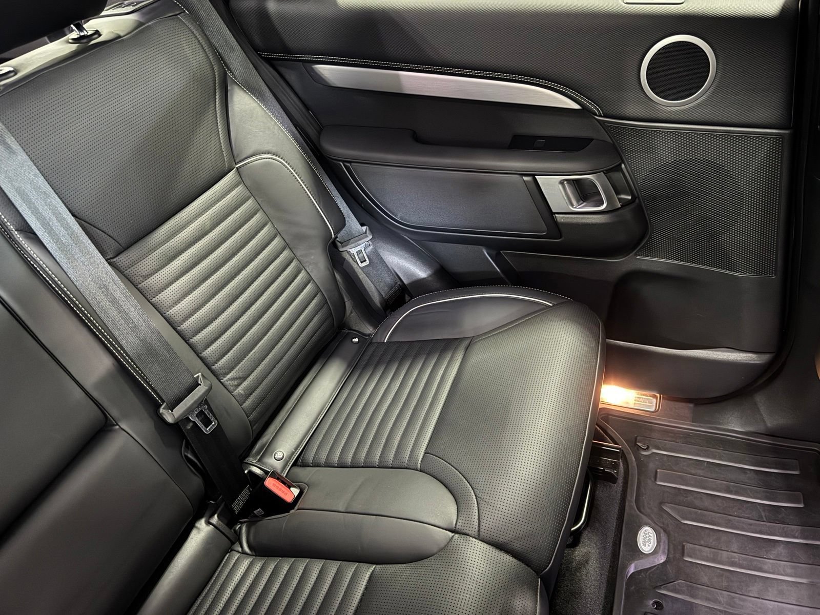 Used 2022 Land Rover Discovery HSE R-Dynamic AWD/4WD image 35