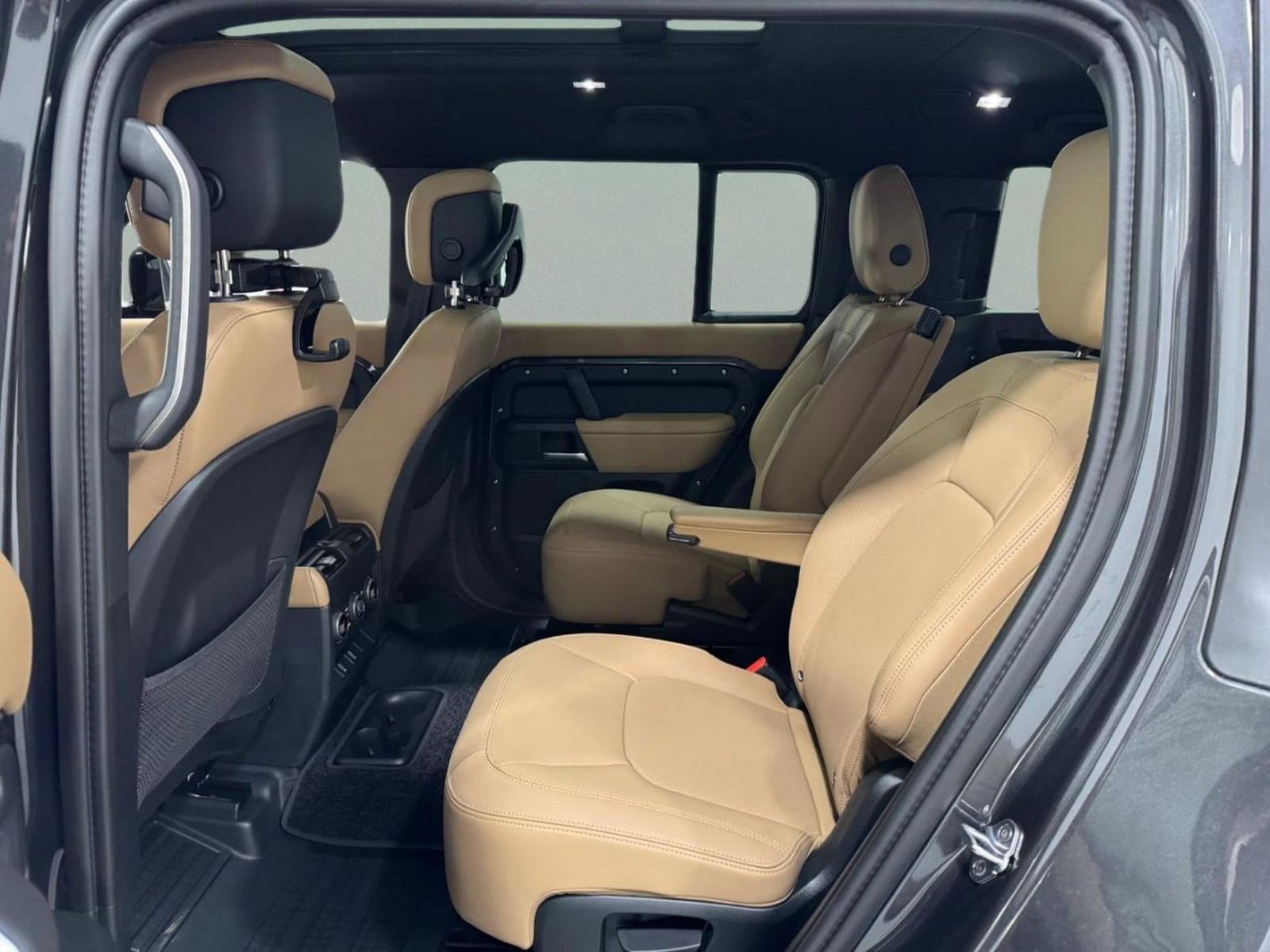 New 2026 Land Rover Defender 130 X-Dynamic SE image 8