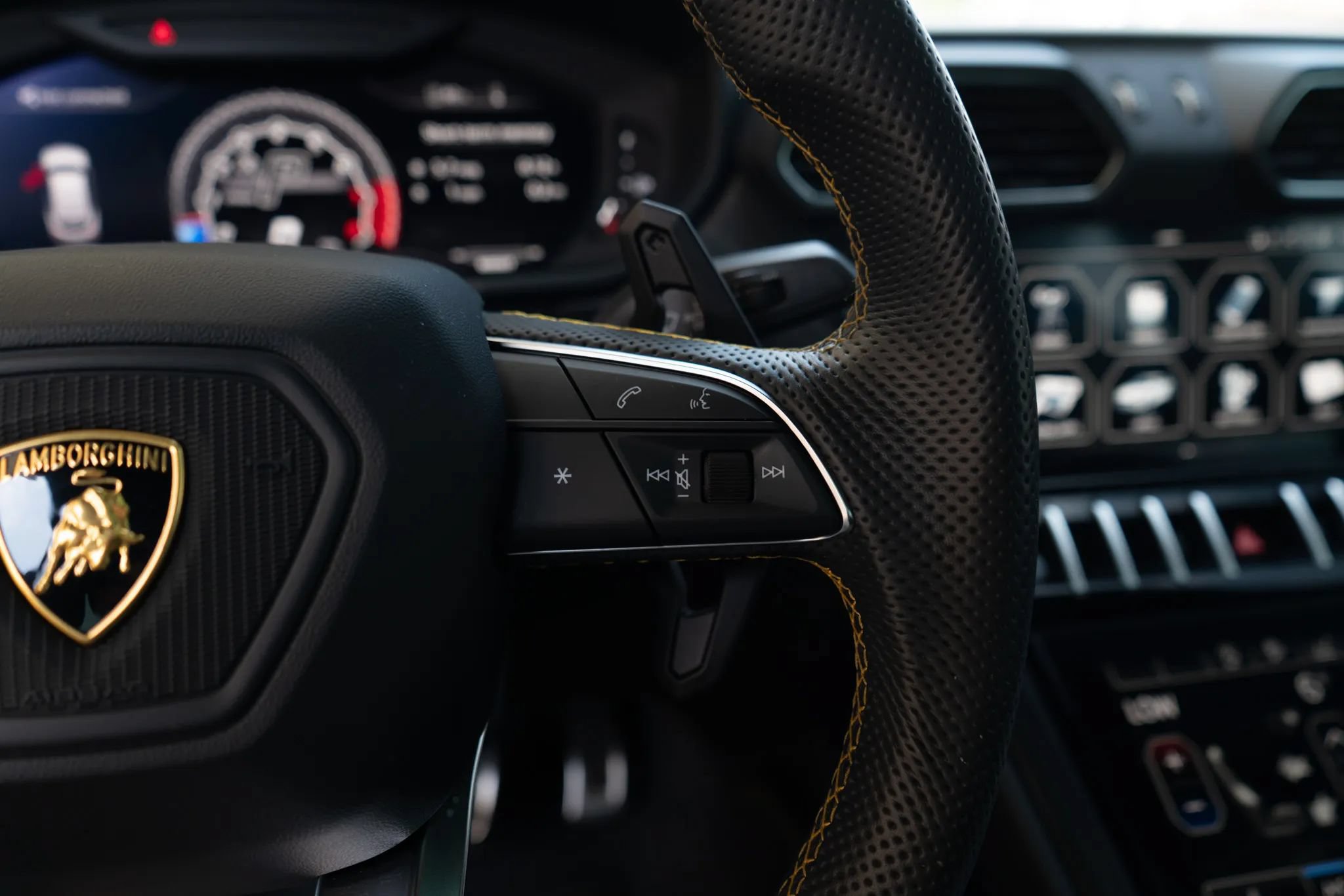 Used 2021 Lamborghini Urus AWD/4WD image 47