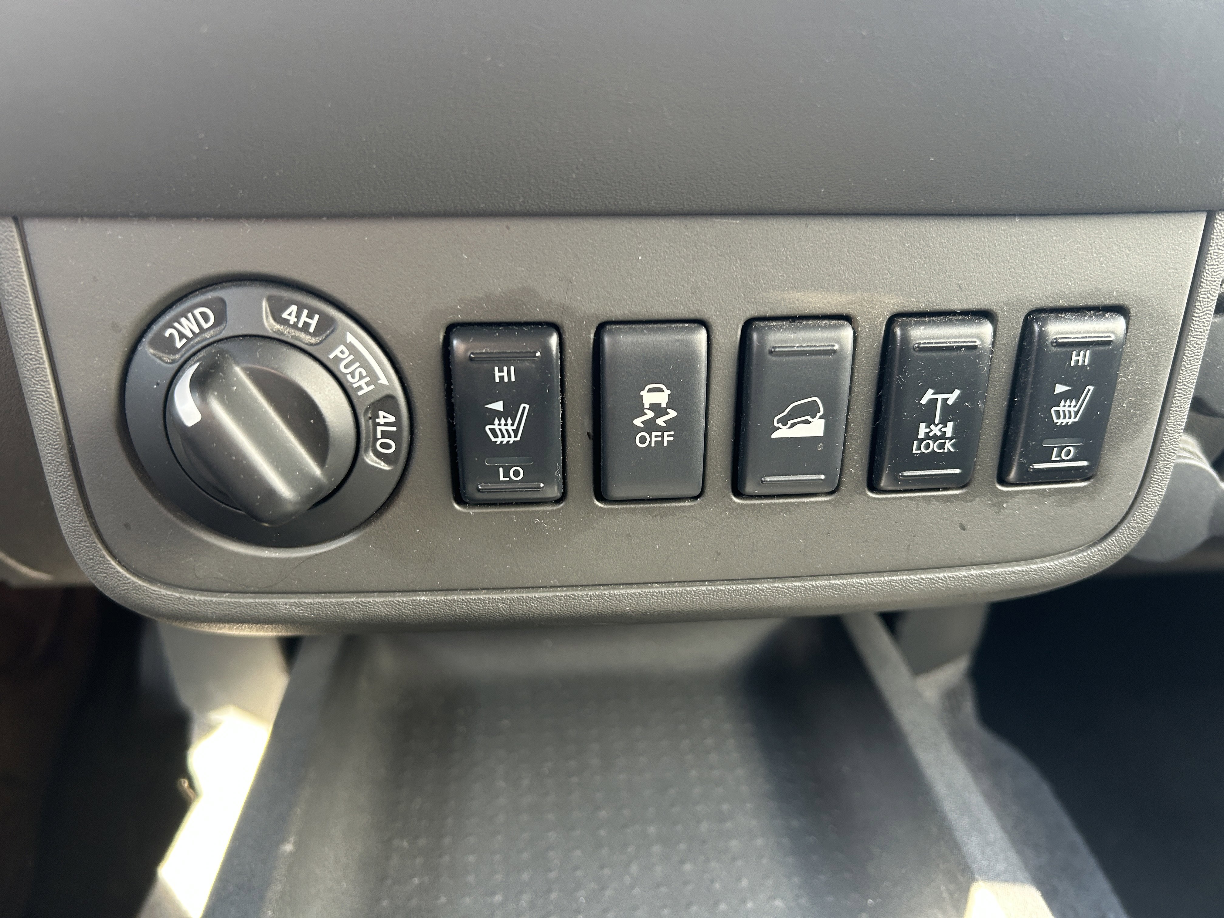 Used 2014 Nissan Xterra PRO-4X w/ Pro-4x Leather Package image 24