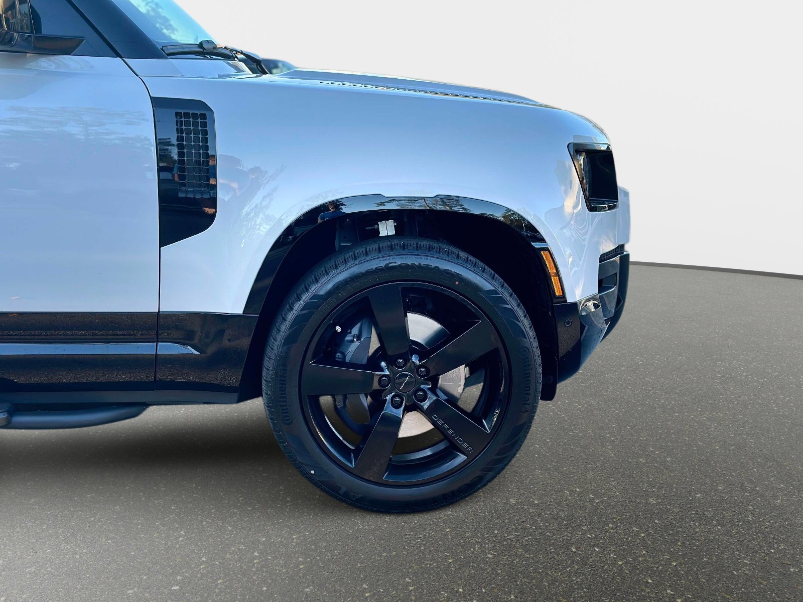 New 2026 Land Rover Defender 110 X-Dynamic SE image 6