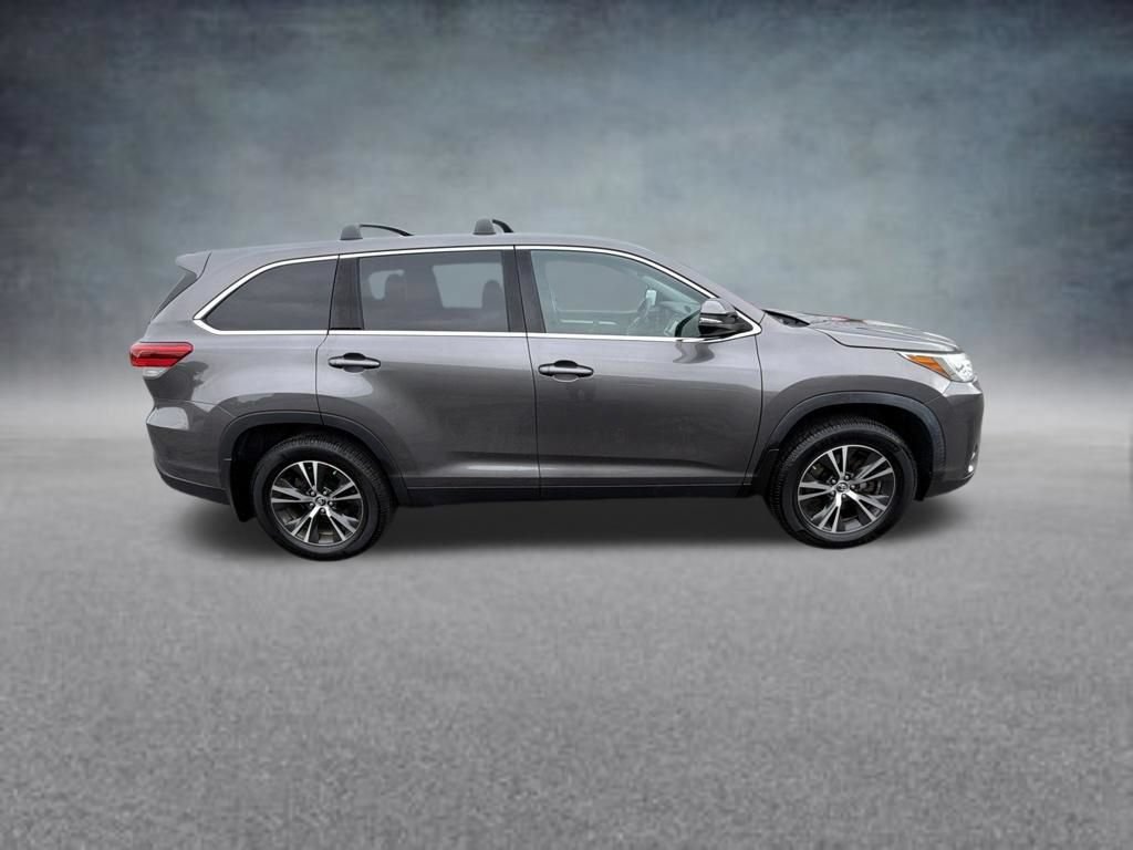 Used 2019 Toyota Highlander LE AWD/4WD image 7