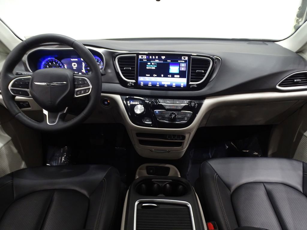 Used 2024 Chrysler Pacifica Touring-L image 30