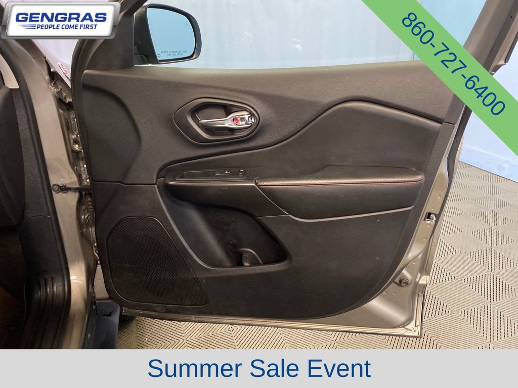 Used 2020 Jeep Cherokee Trailhawk AWD/4WD image 43