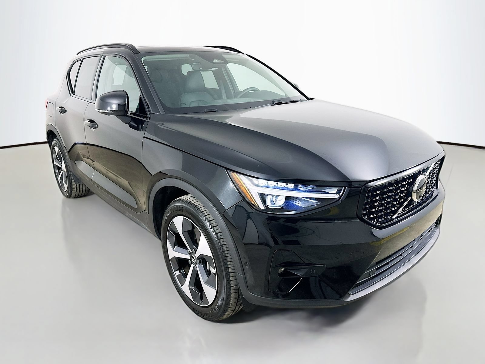 Used 2026 Volvo XC40 B5 Plus AWD/4WD image 3