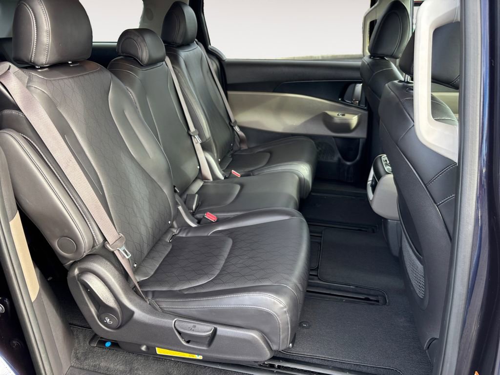Used 2025 Kia Carnival FWD image 11