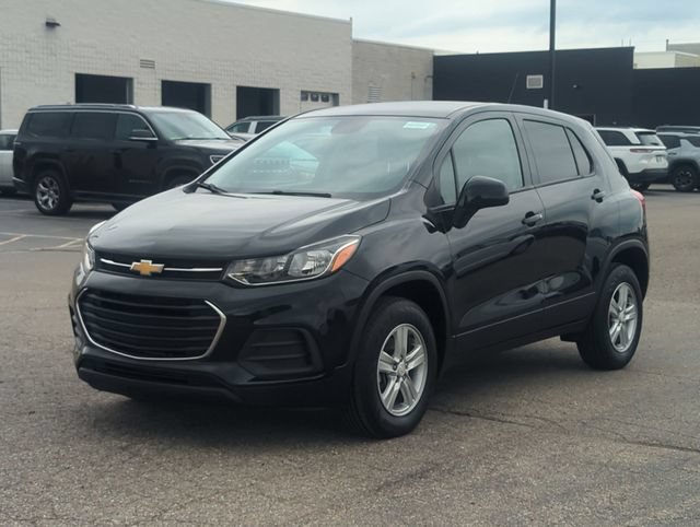 Used 2022 Chevrolet Trax LS w/ Tint and Cruise Package AWD/4WD image 7