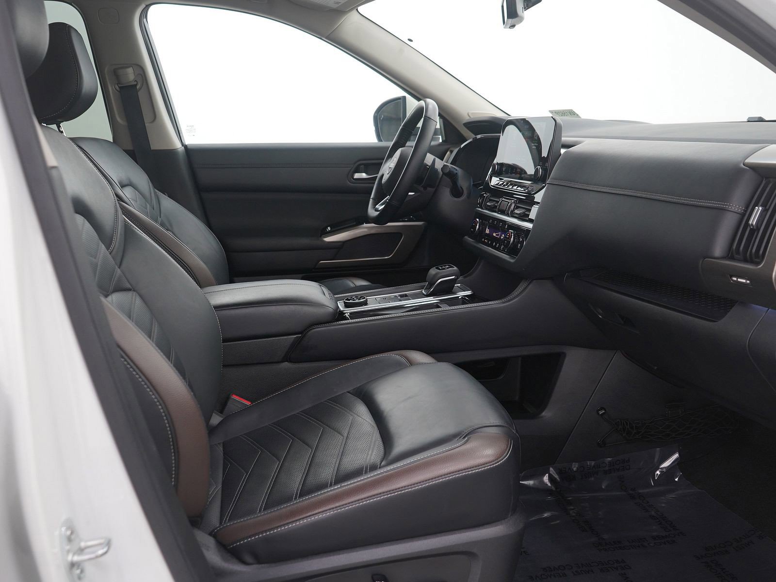 Used 2024 Nissan Pathfinder Platinum image 15