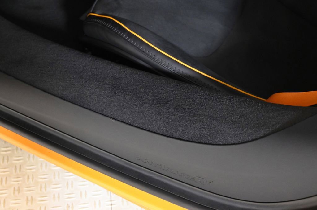Used 2025 McLaren Artura image 27