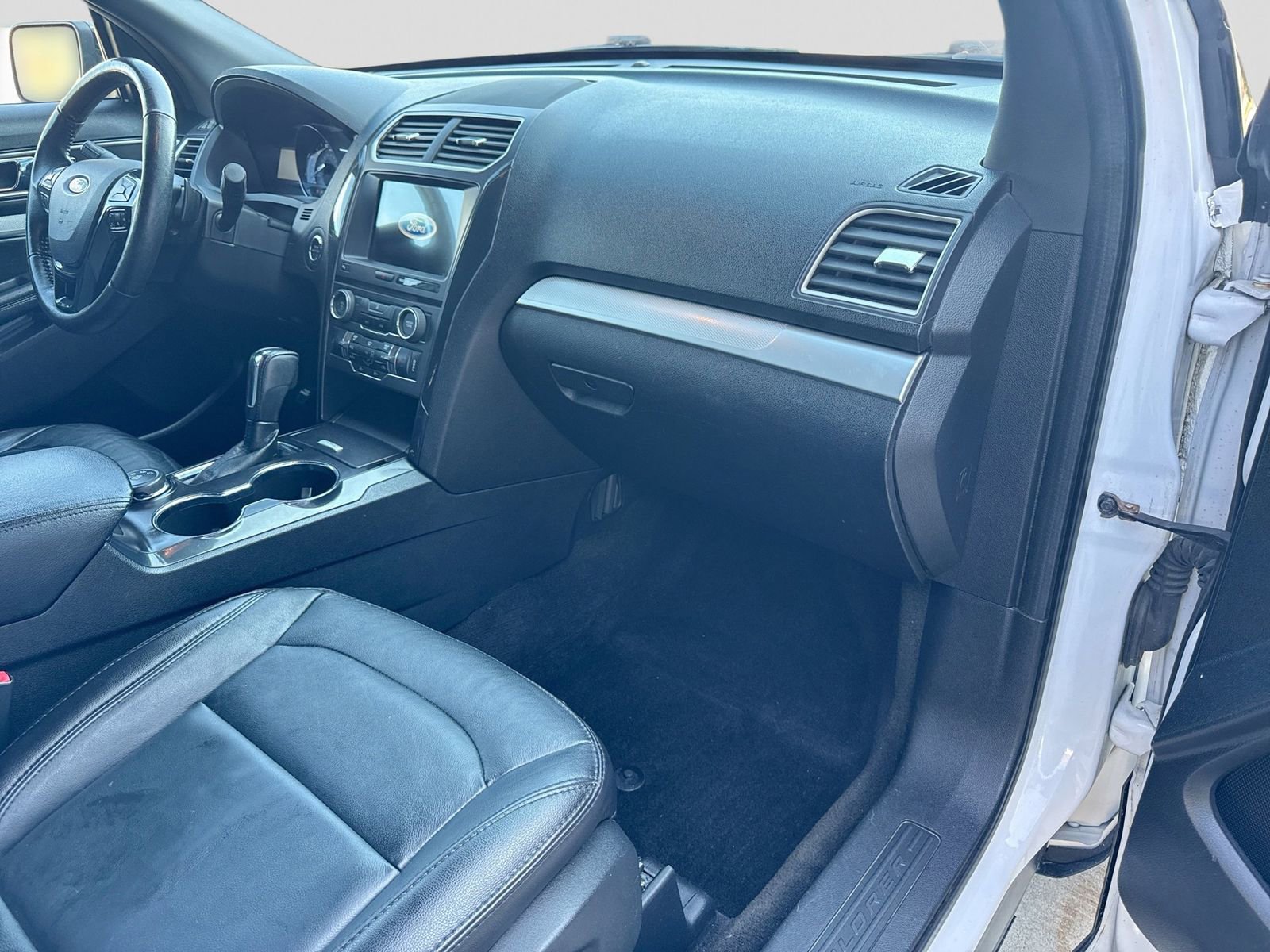 Used 2017 Ford Explorer XLT w/ Equipment Group 202A image 8