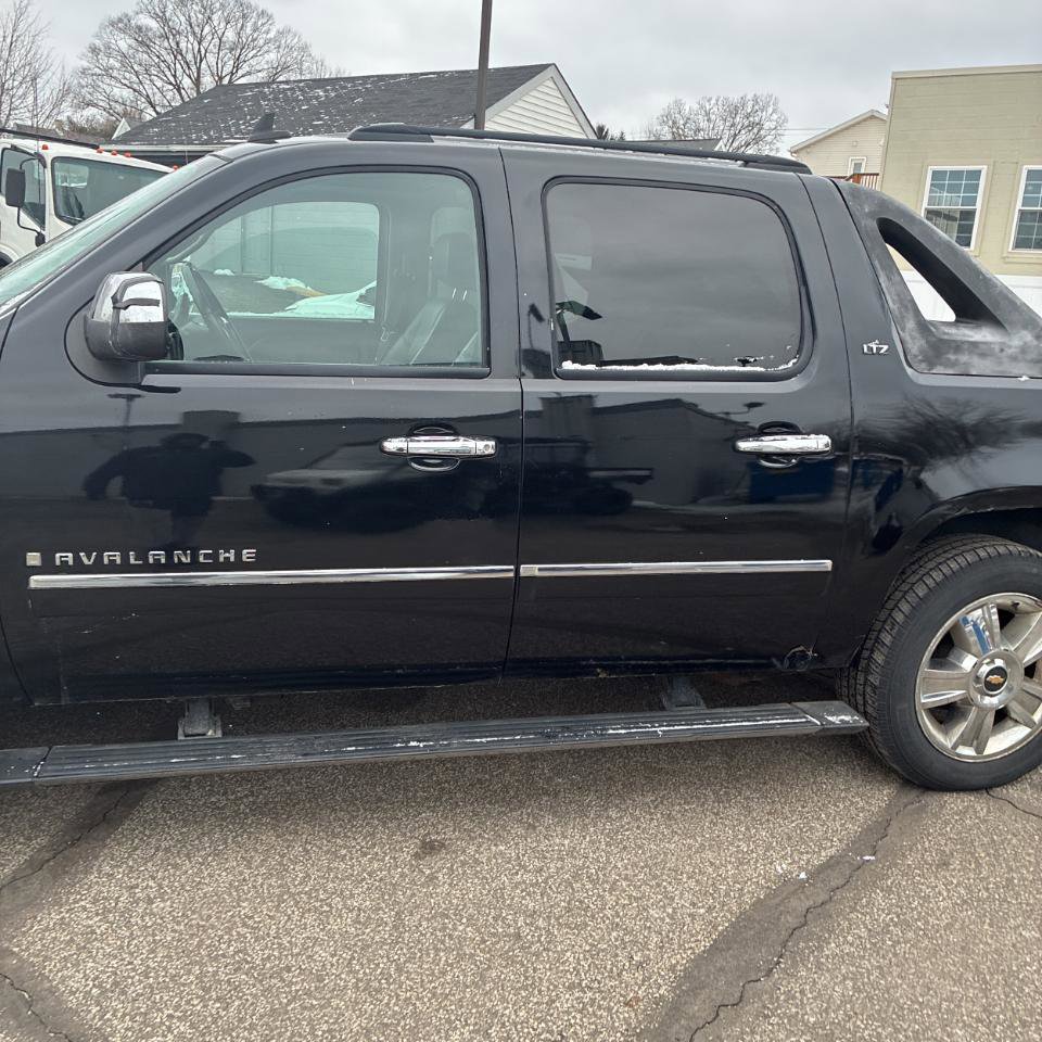 Used 2009 Chevrolet Avalanche LTZ image 8