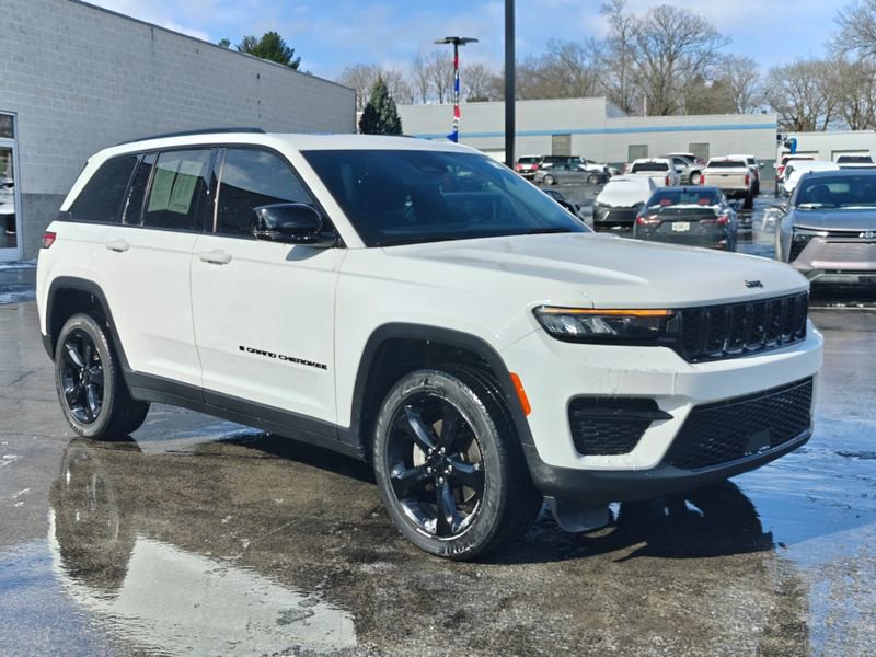 Used 2023 Jeep Grand Cherokee Altitude image 3