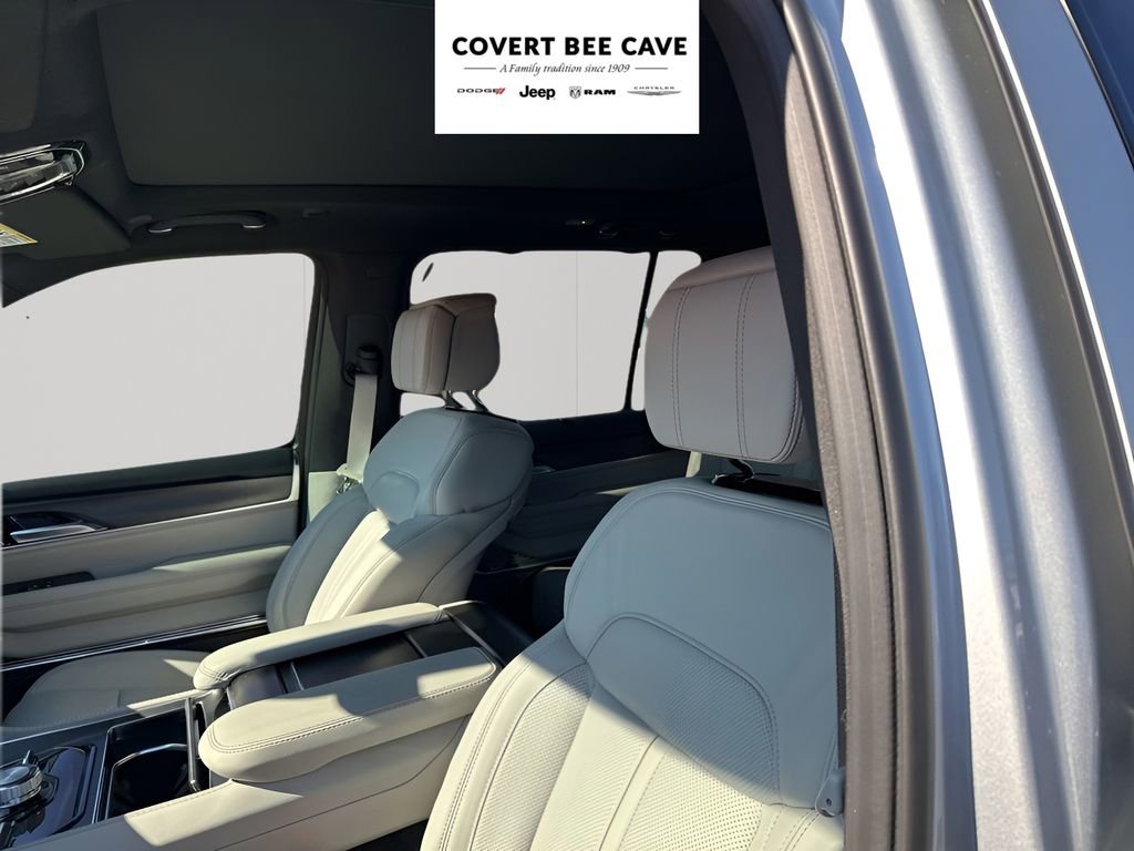 New 2026 Jeep Grand Wagoneer Summit w/ Premium Group III image 32