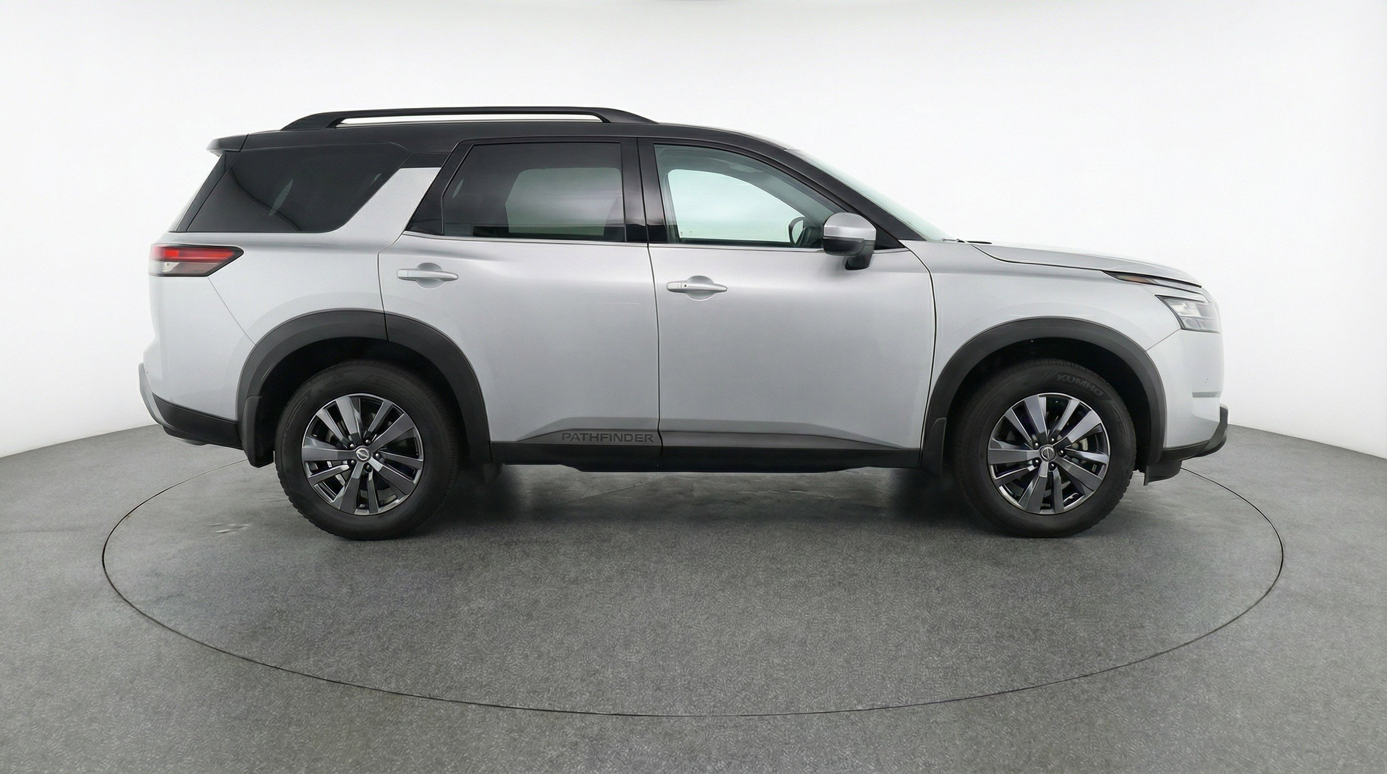 Used 2025 Nissan Pathfinder SV image 11