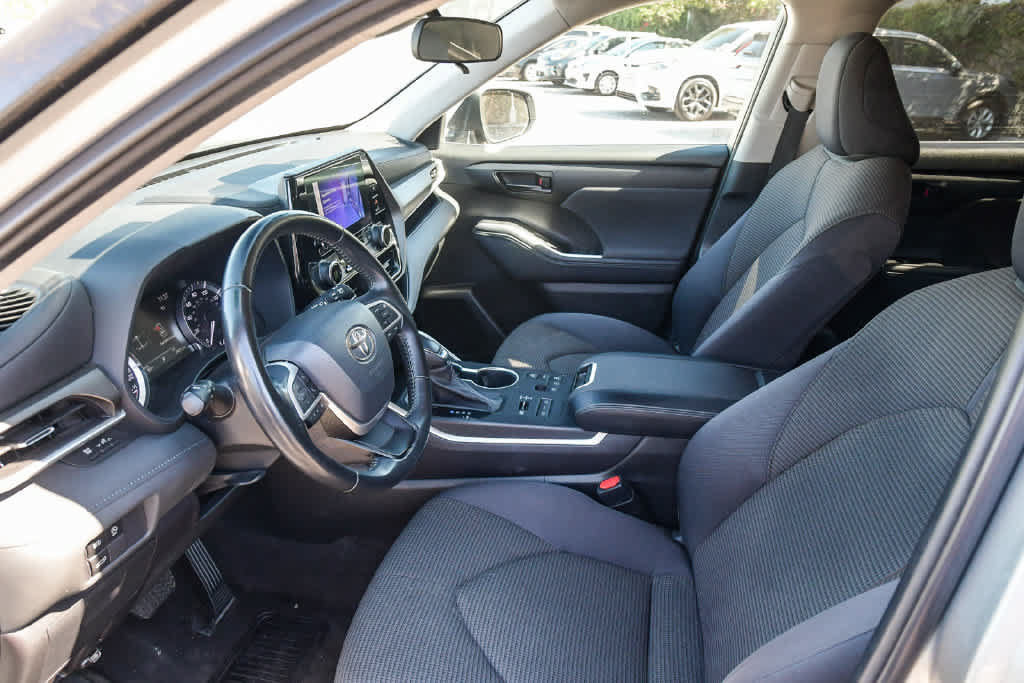 Certified 2023 Toyota Highlander LE AWD/4WD image 16