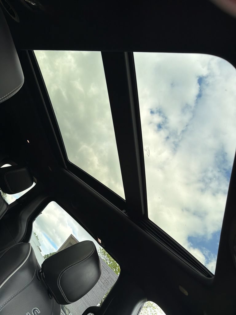 Used 2024 Chrysler Pacifica Premium FWD image 16