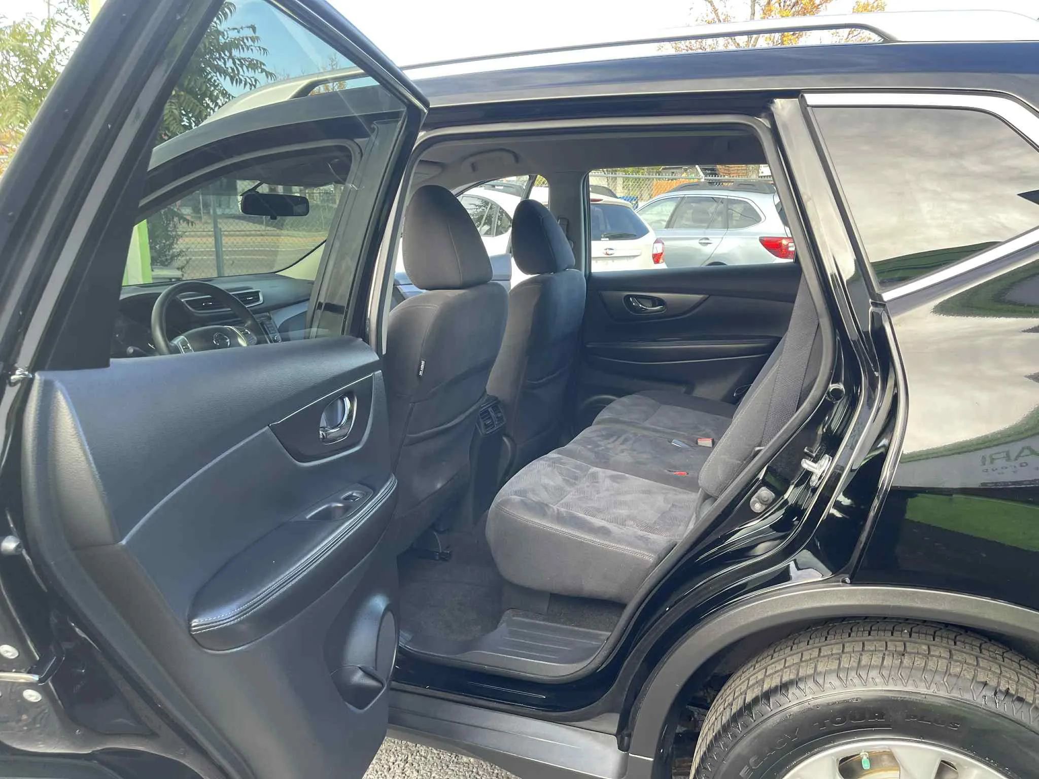 Used 2015 Nissan Rogue SV w/ SV Premium Package image 13