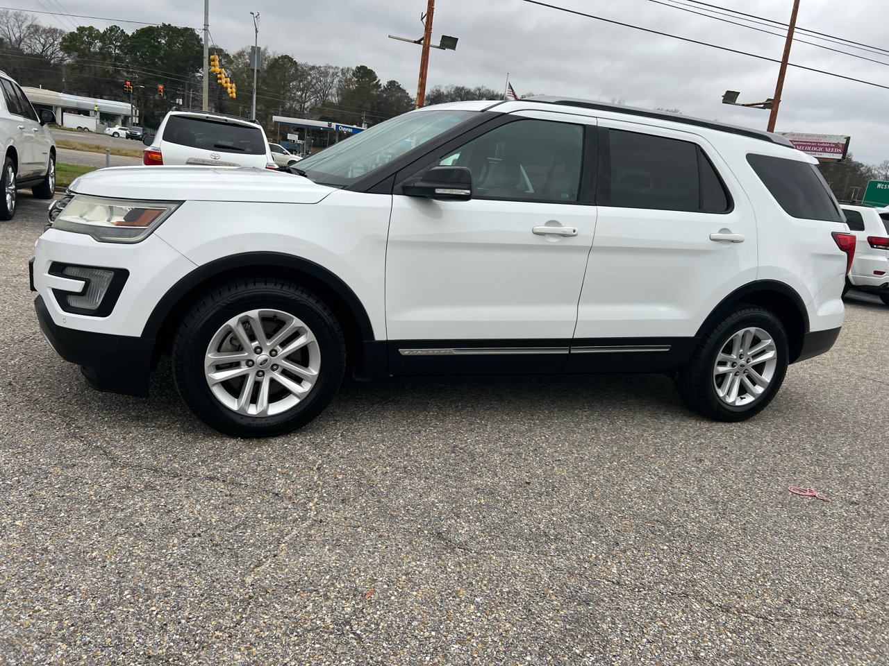 Used 2016 Ford Explorer XLT w/ Equipment Group 202A image 14