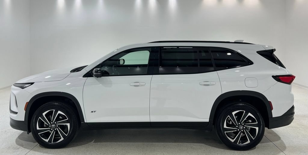 Used 2025 Buick Enclave Sport Touring FWD image 2