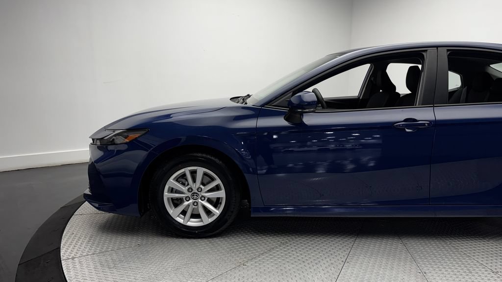Used 2025 Toyota Camry LE FWD image 5