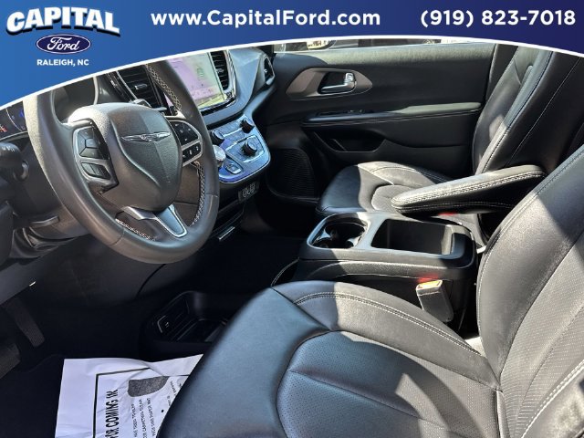 Used 2025 Chrysler Pacifica Select FWD image 19