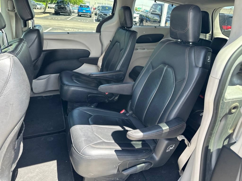 Used 2018 Chrysler Pacifica Touring-L FWD image 13