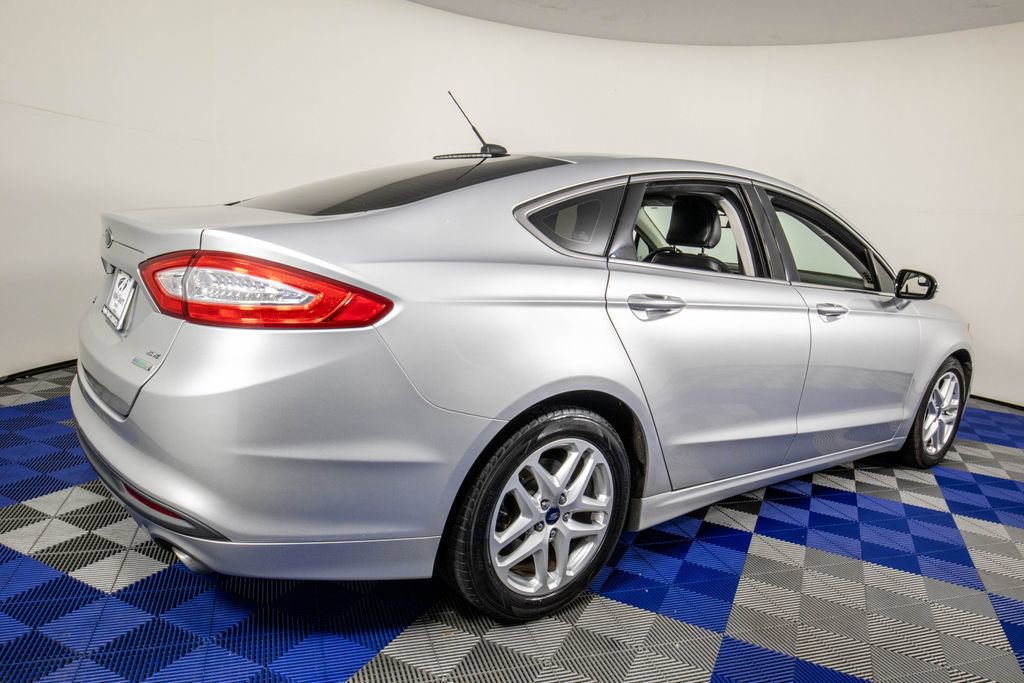 Used 2015 Ford Fusion SE w/ Equipment Group 202A FWD image 4