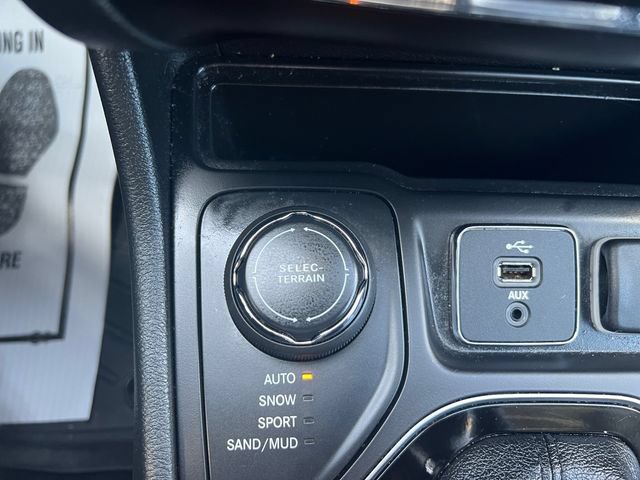 Used 2019 Jeep Cherokee Overland w/ Technology Group AWD/4WD image 22
