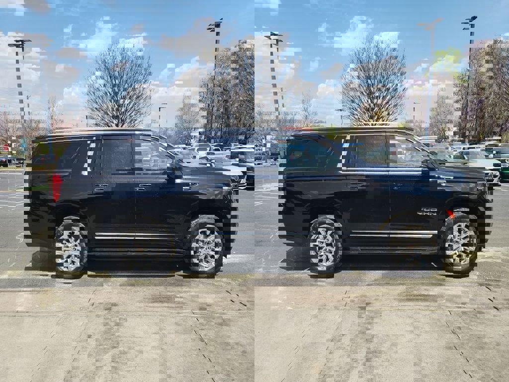 Used 2021 GMC Yukon XL SLT w/ SLT Premium Package image 9