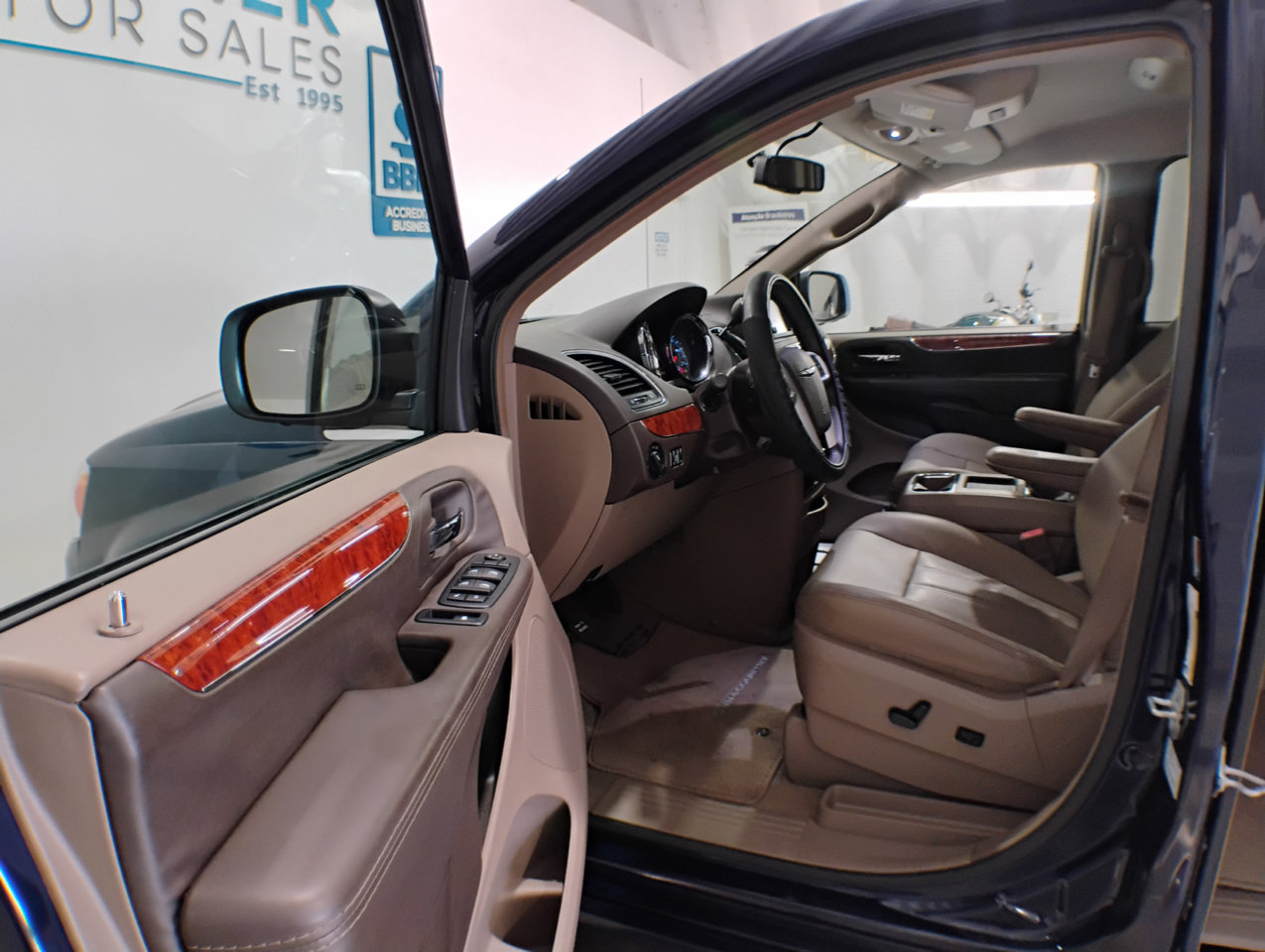 Used 2016 Chrysler Town & Country Touring image 63