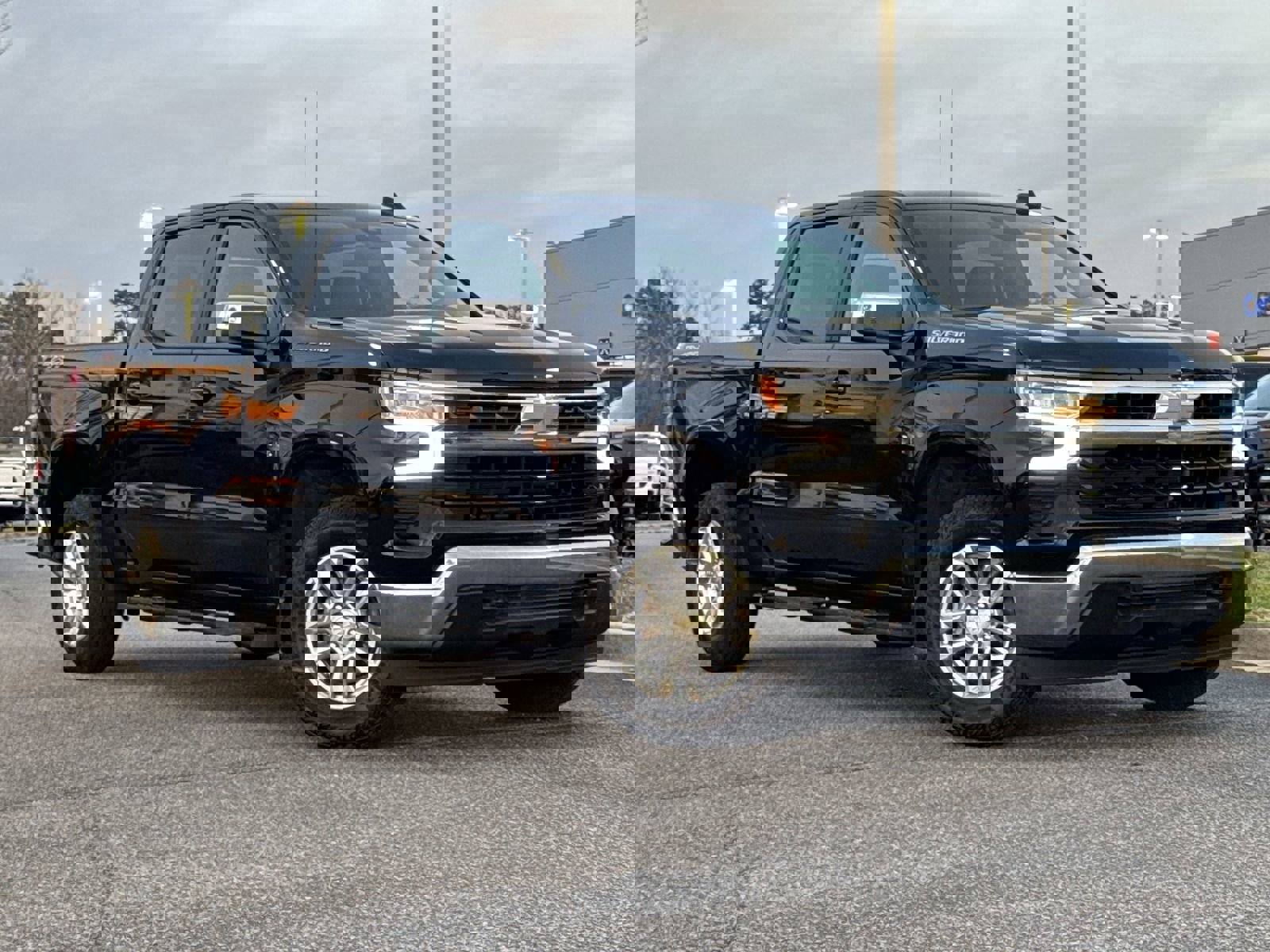 Used 2023 Chevrolet Silverado 1500 LT image 2