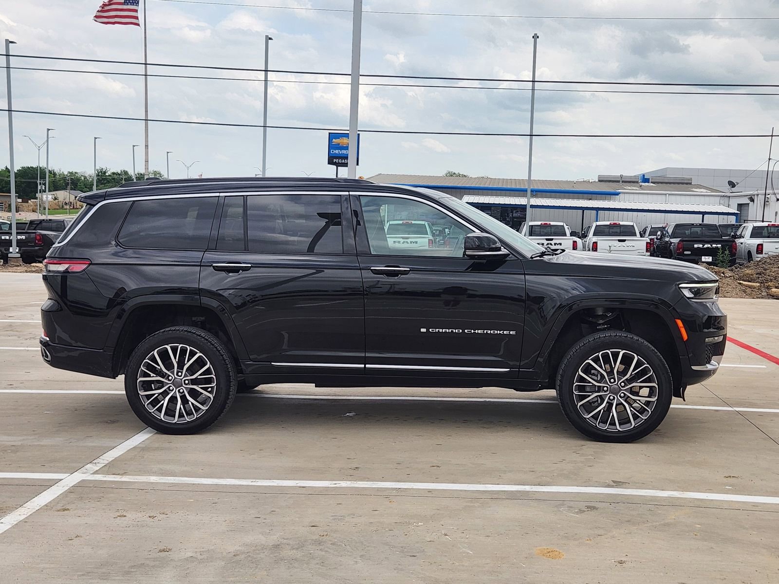 Used 2025 Jeep Grand Cherokee L Summit w/ Advanced Protech Group IV image 7