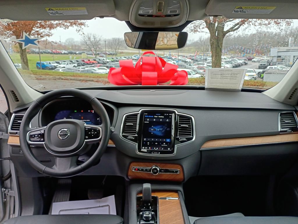 Used 2025 Volvo XC90 B6 Plus image 12