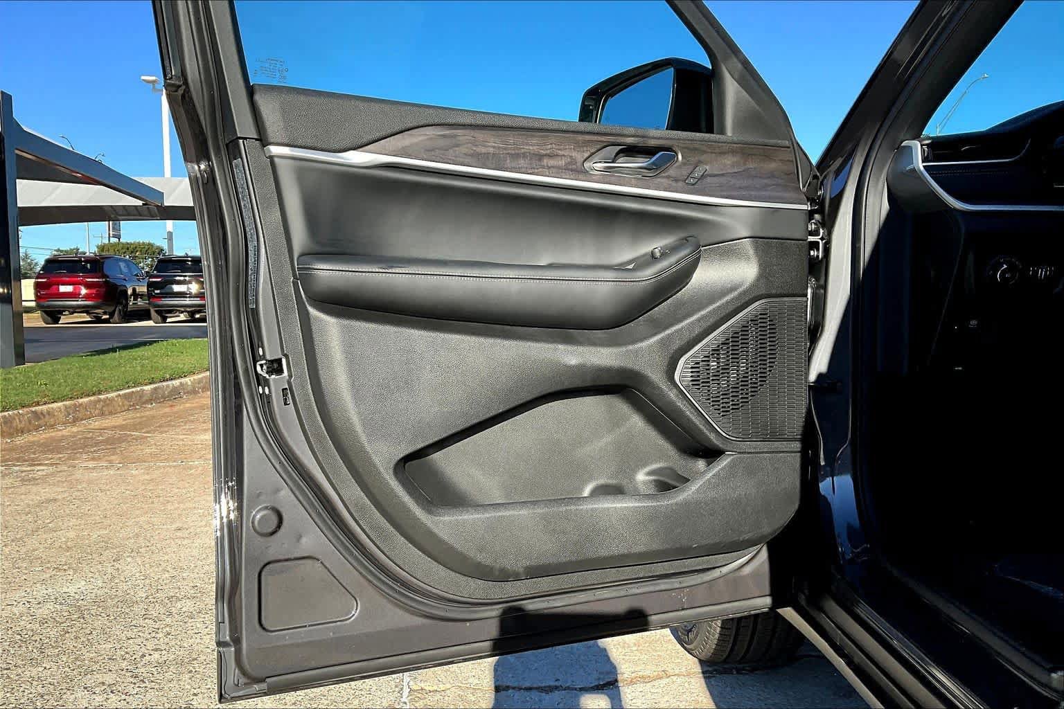 New 2025 Jeep Grand Cherokee L Limited AWD/4WD image 11