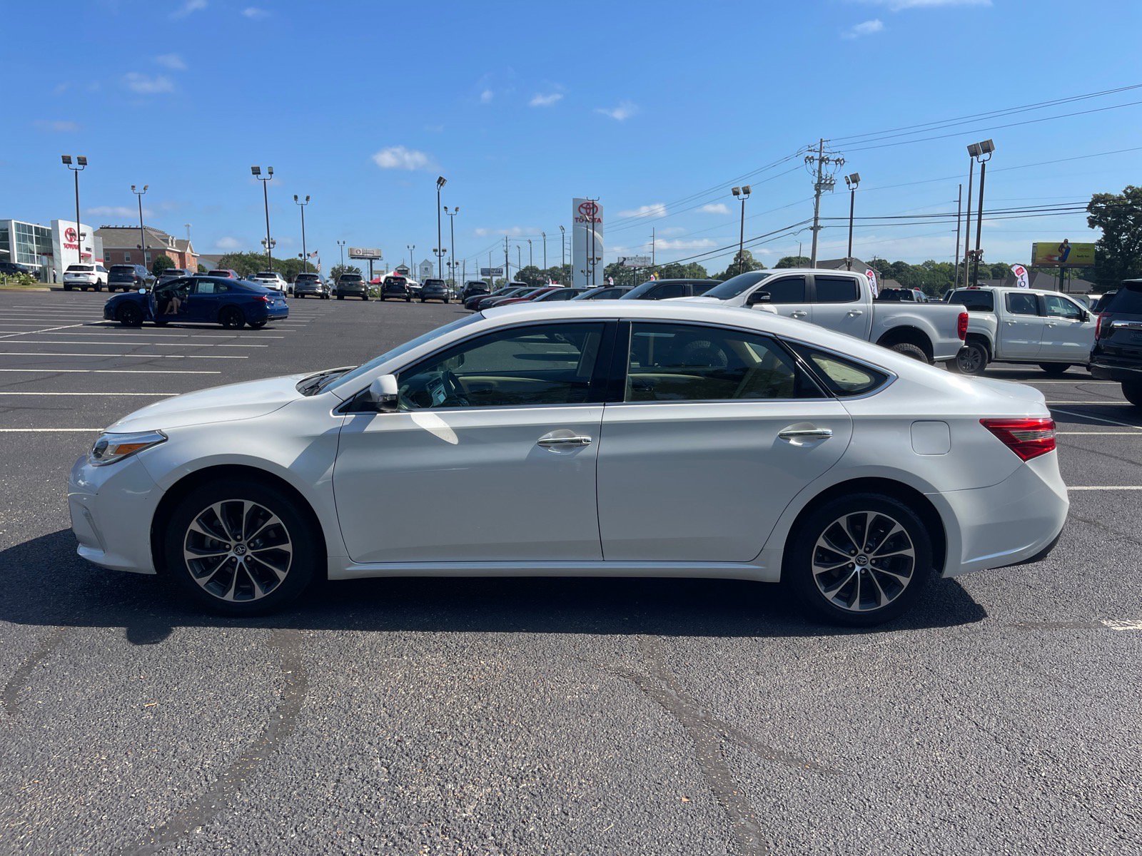 Used 2017 Toyota Avalon XLE FWD image 13