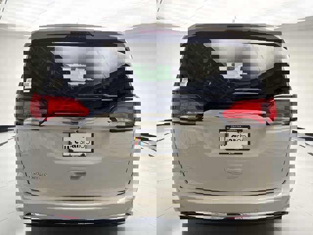 Used 2020 Chrysler Pacifica Touring image 4