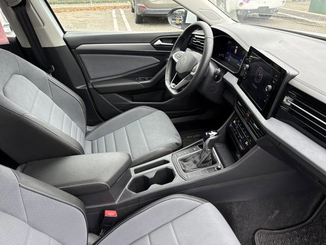 Used 2025 Volkswagen Jetta SE w/ Black Wheel Package image 23