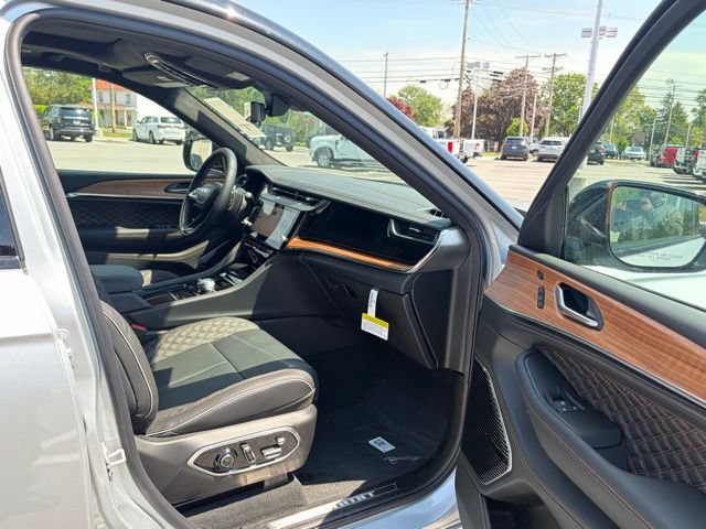 New 2026 Jeep Grand Cherokee Summit w/ Adv Protech Group IV AWD/4WD image 28