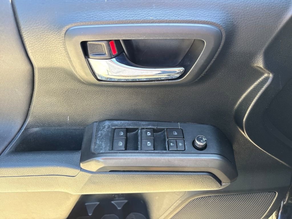 Used 2016 Toyota Tacoma TRD Sport image 16