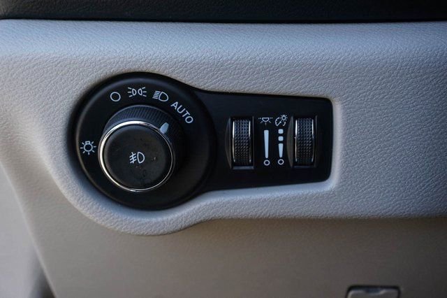 Used 2024 Chrysler Pacifica Touring-L image 25
