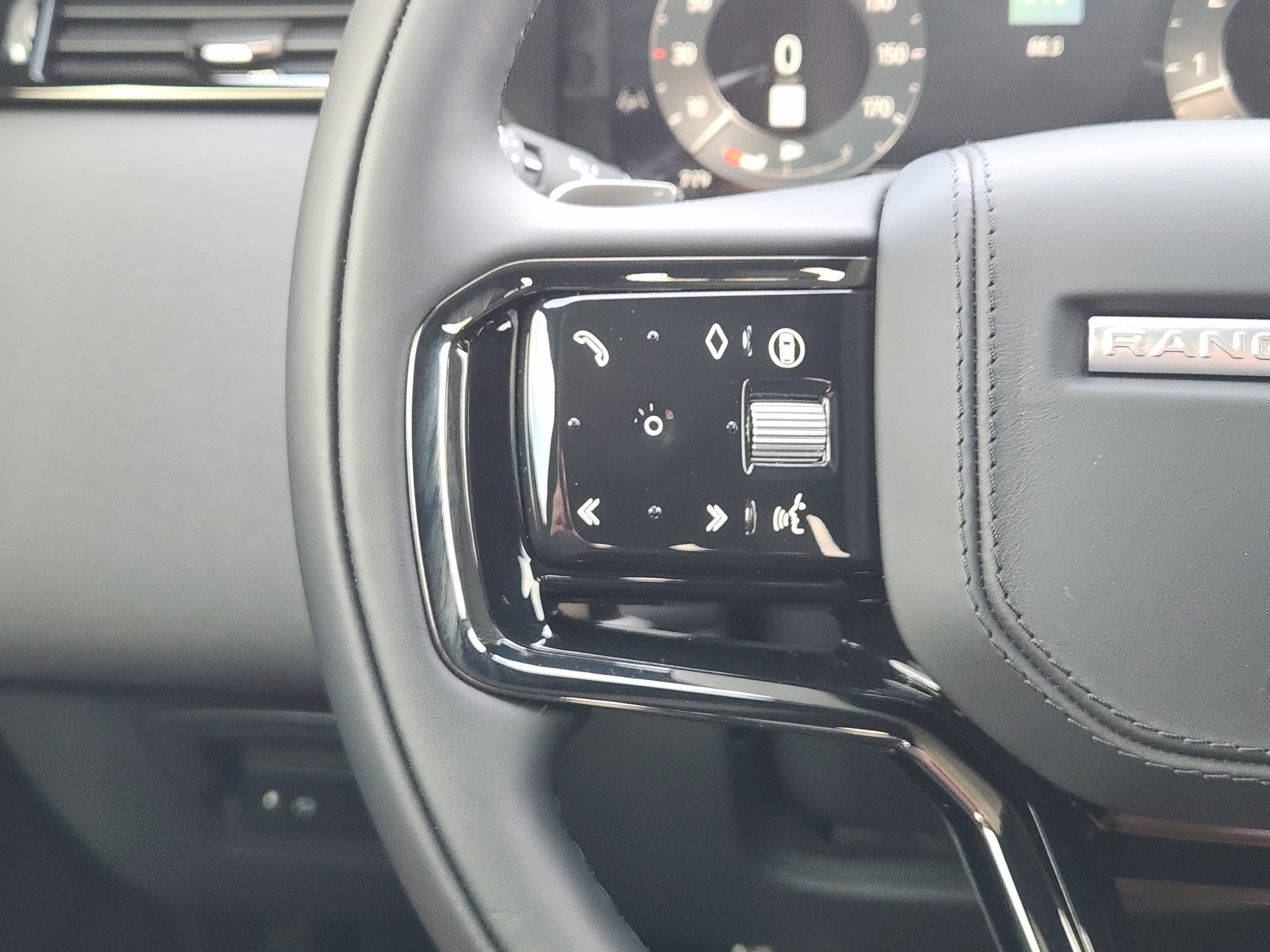 New 2026 Land Rover Range Rover Velar Dynamic SE image 27
